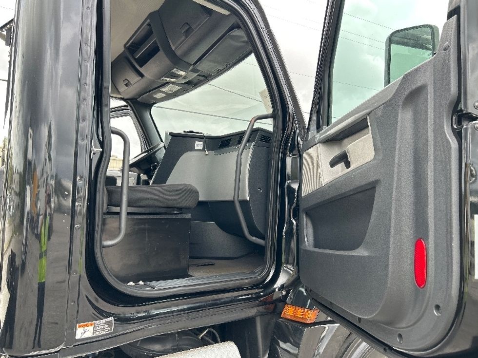 Day Cab Tractor-Heavy Duty Tractors-Freightliner-2019-T12642ST-Tampa-FL-228,040\n\t\tmiles-$ 42,750 - Image 12