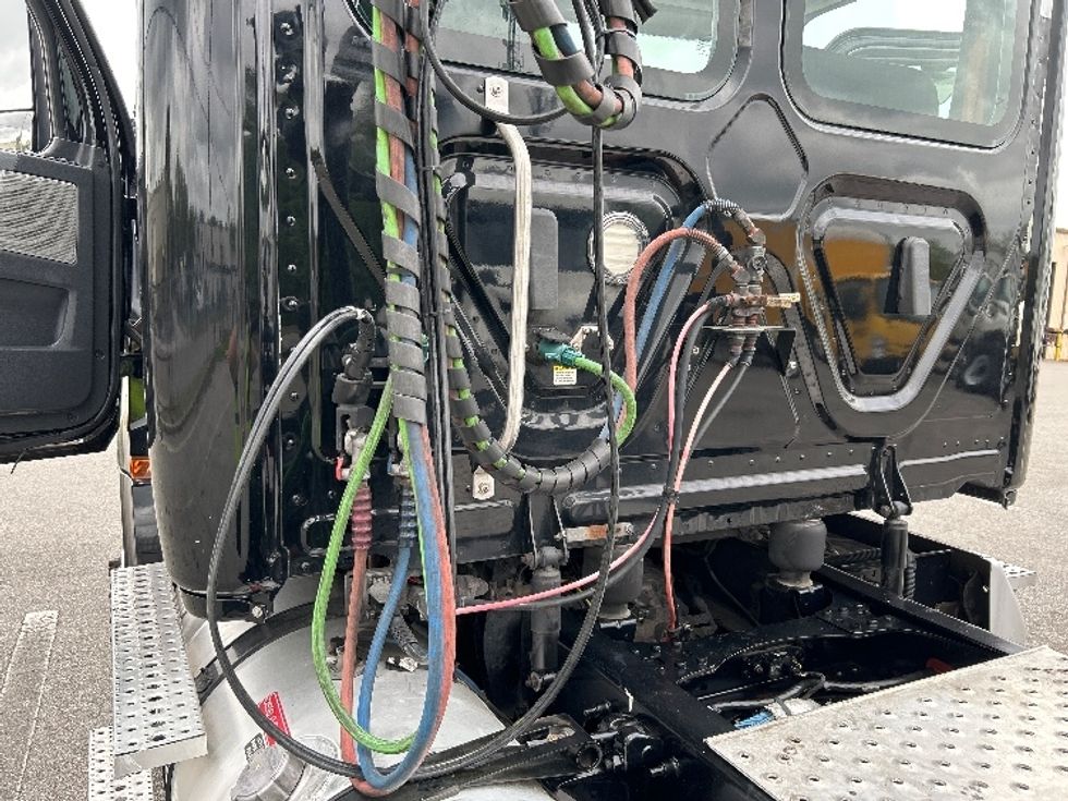 Day Cab Tractor-Heavy Duty Tractors-Freightliner-2019-T12642ST-Tampa-FL-228,040\n\t\tmiles-$ 42,750 - Image 17