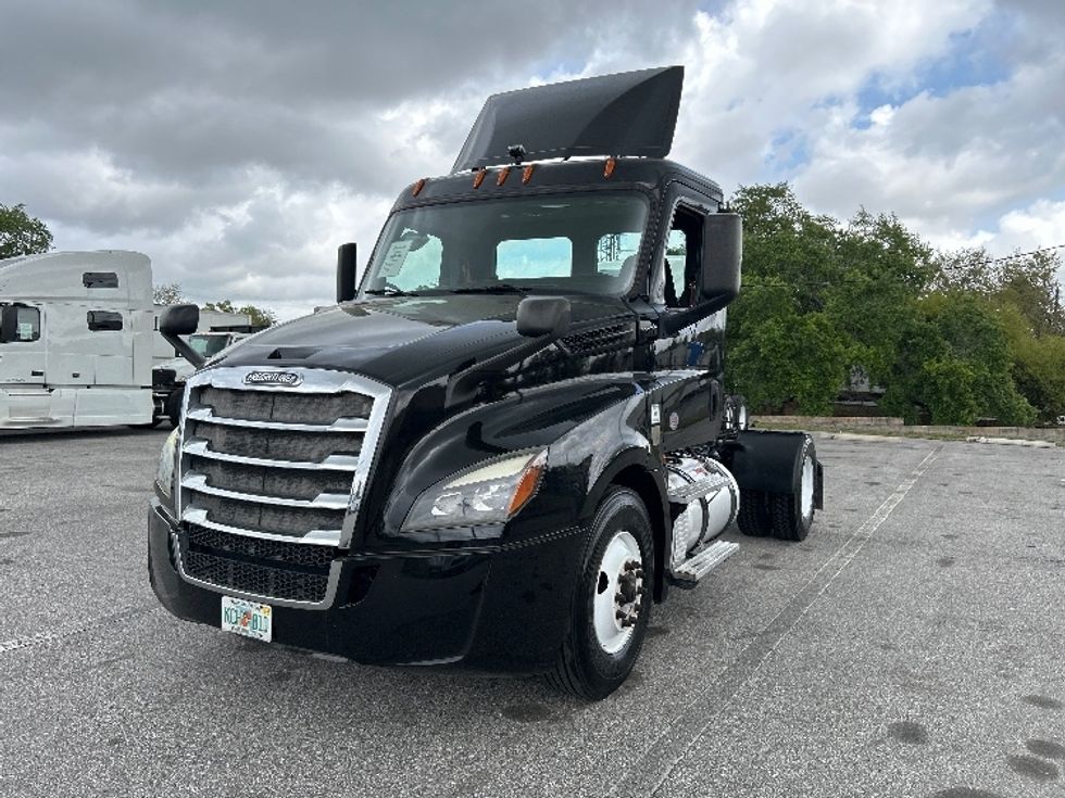 Day Cab Tractor-Heavy Duty Tractors-Freightliner-2019-T12642ST-Tampa-FL-228,040\n\t\tmiles-$ 42,750 - Image 3