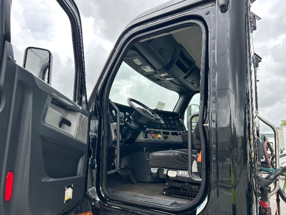 Day Cab Tractor-Heavy Duty Tractors-Freightliner-2019-T12642ST-Tampa-FL-228,040\n\t\tmiles-$ 42,750 - Image 9