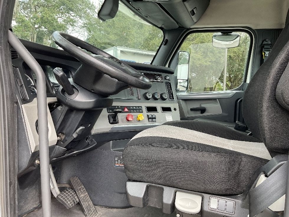 Day Cab Tractor-Heavy Duty Tractors-Freightliner-2019-T12642ST-Tampa-FL-244,199\n\t\tmiles-$ 44,500 - Image 10