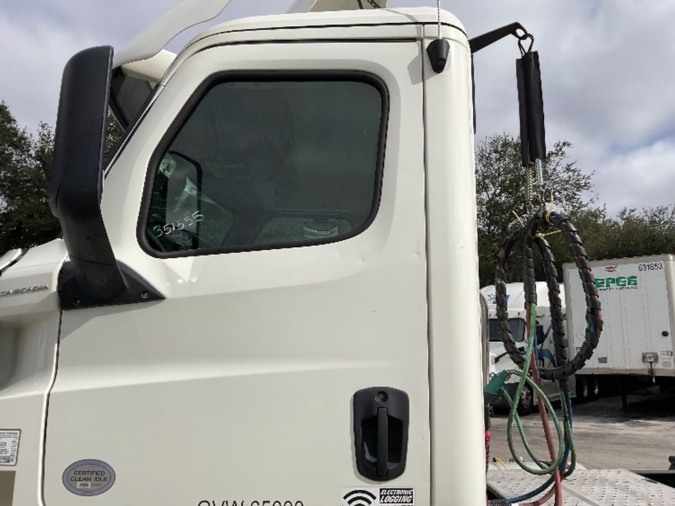 Day Cab Tractor-Heavy Duty Tractors-Freightliner-2019-T12642ST-Tampa-FL-244,199\n\t\tmiles-$ 44,500 - Image 17