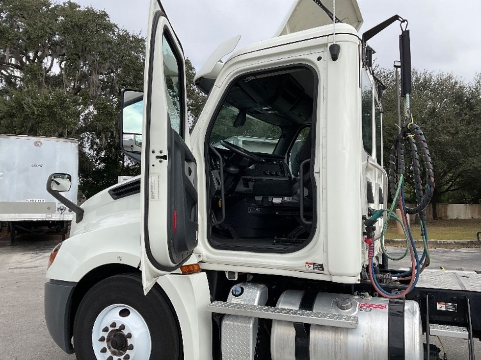 Day Cab Tractor-Heavy Duty Tractors-Freightliner-2019-T12642ST-Tampa-FL-244,199\n\t\tmiles-$ 44,500 - Image 9