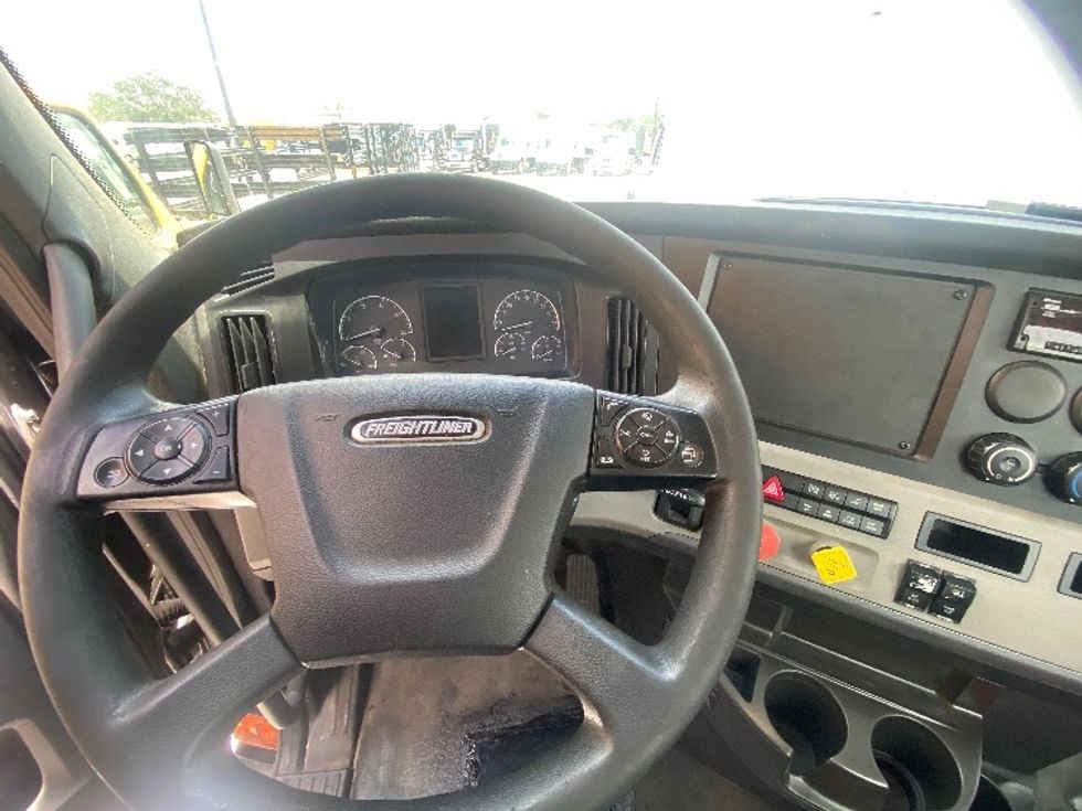 Day Cab Tractor-Heavy Duty Tractors-Freightliner-2019-T12642ST-Tampa-FL-245,990\n\t\tmiles-$ 42,750 - Image 11