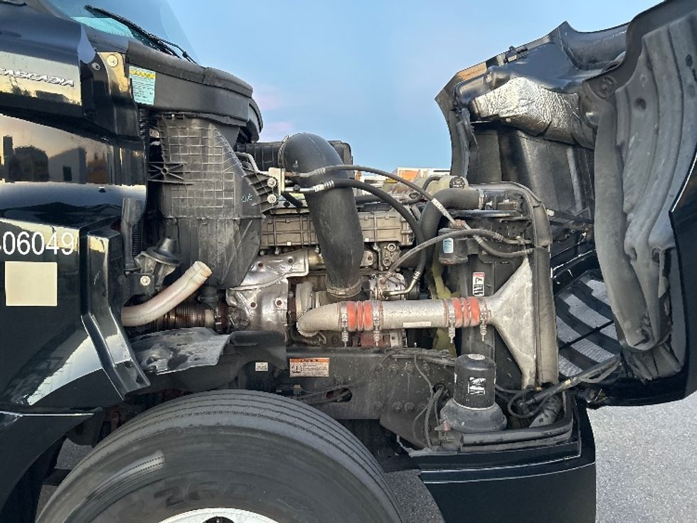 Day Cab Tractor-Heavy Duty Tractors-Freightliner-2019-T12642ST-Tampa-FL-245,990\n\t\tmiles-$ 42,750 - Image 12