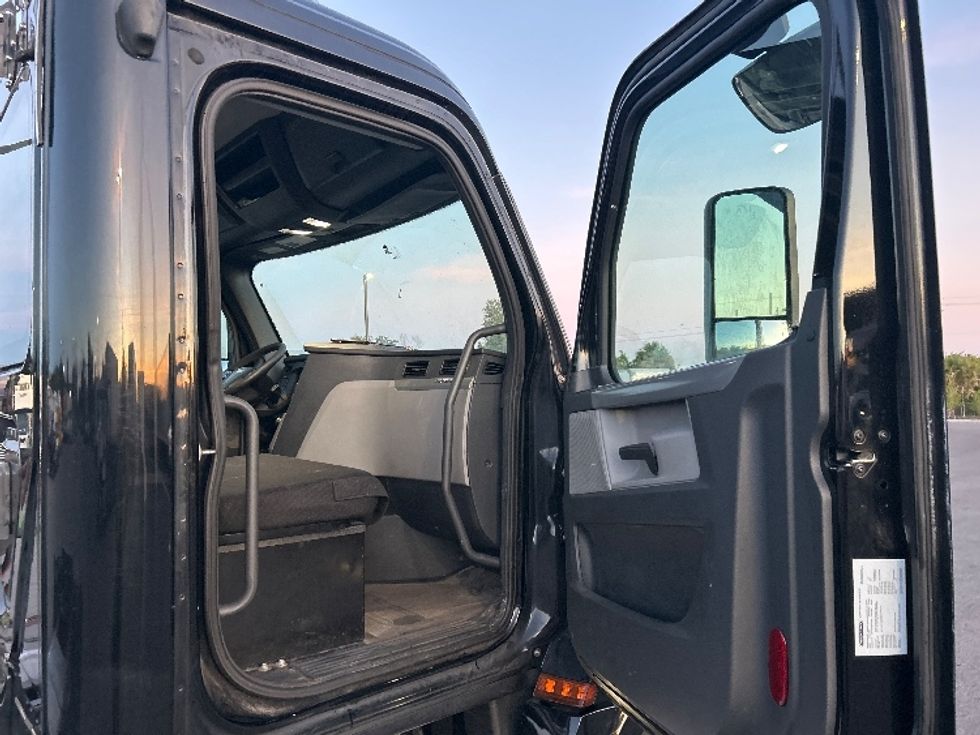 Day Cab Tractor-Heavy Duty Tractors-Freightliner-2019-T12642ST-Tampa-FL-245,990\n\t\tmiles-$ 42,750 - Image 13