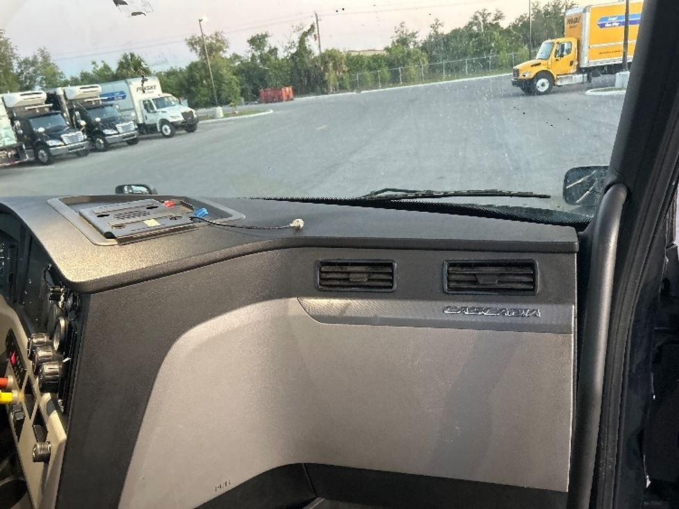 Day Cab Tractor-Heavy Duty Tractors-Freightliner-2019-T12642ST-Tampa-FL-245,990\n\t\tmiles-$ 42,750 - Image 14