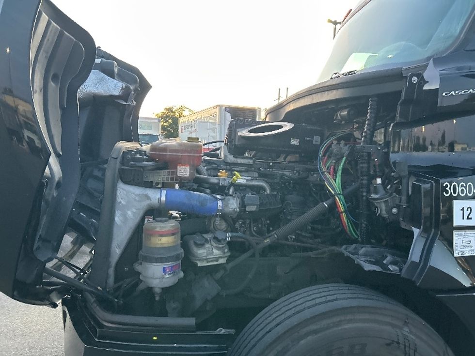 Day Cab Tractor-Heavy Duty Tractors-Freightliner-2019-T12642ST-Tampa-FL-245,990\n\t\tmiles-$ 42,750 - Image 16