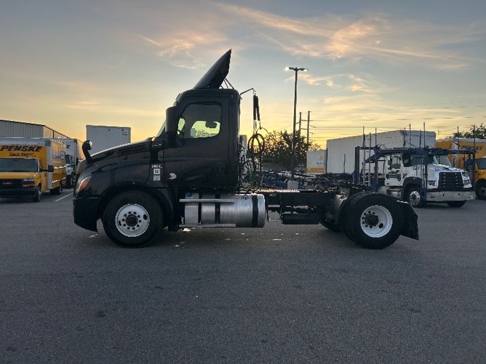 Day Cab Tractor-Heavy Duty Tractors-Freightliner-2019-T12642ST-Tampa-FL-245,990\n\t\tmiles-$ 42,750 - Image 4