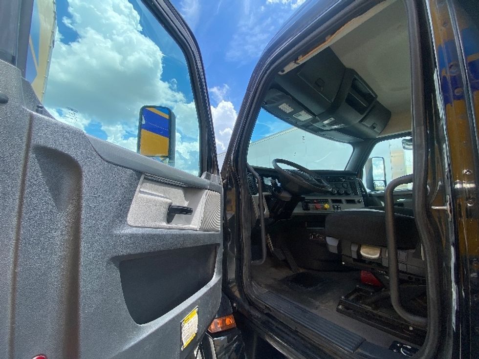 Day Cab Tractor-Heavy Duty Tractors-Freightliner-2019-T12642ST-Tampa-FL-245,990\n\t\tmiles-$ 42,750 - Image 9