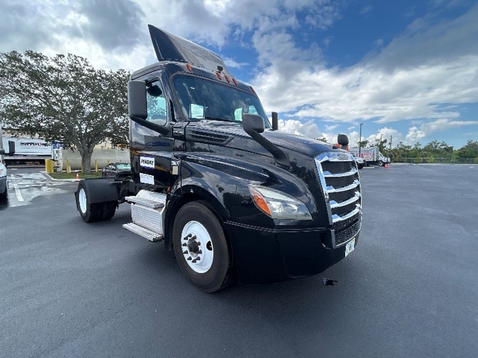 Day Cab Tractor-Heavy Duty Tractors-Freightliner-2019-T12642ST-Tampa-FL-261,717\n\t\tmiles-$ 34,000 - Image 1