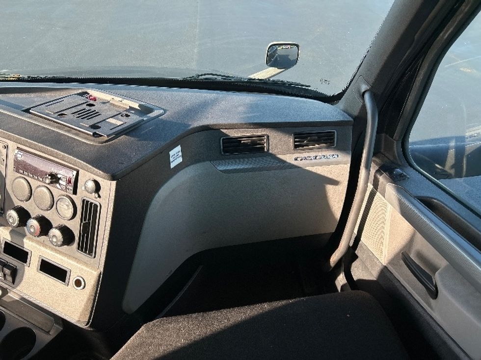 Day Cab Tractor-Heavy Duty Tractors-Freightliner-2019-T12642ST-Tampa-FL-261,717\n\t\tmiles-$ 34,000 - Image 13
