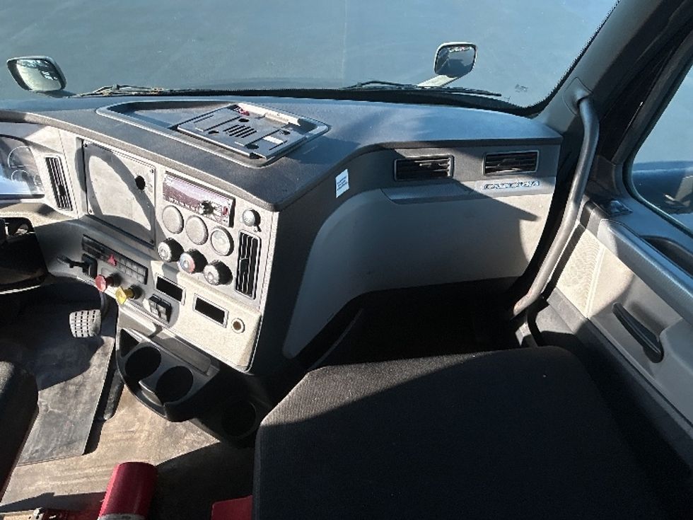 Day Cab Tractor-Heavy Duty Tractors-Freightliner-2019-T12642ST-Tampa-FL-261,717\n\t\tmiles-$ 34,000 - Image 14