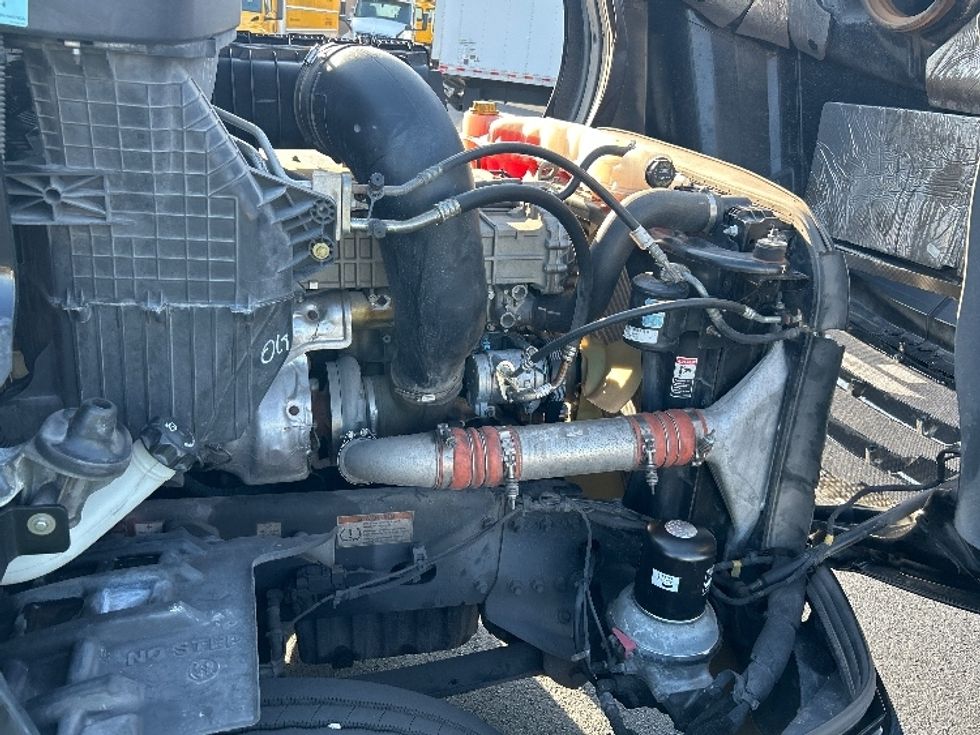 Day Cab Tractor-Heavy Duty Tractors-Freightliner-2019-T12642ST-Tampa-FL-261,717\n\t\tmiles-$ 34,000 - Image 15