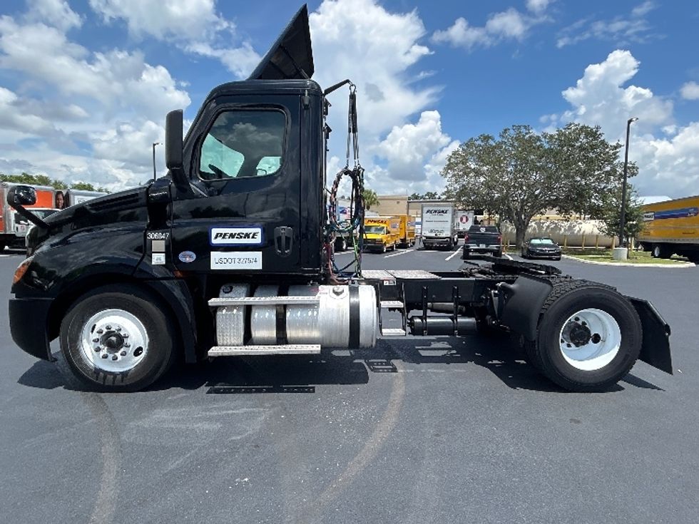 Day Cab Tractor-Heavy Duty Tractors-Freightliner-2019-T12642ST-Tampa-FL-261,717\n\t\tmiles-$ 34,000 - Image 4