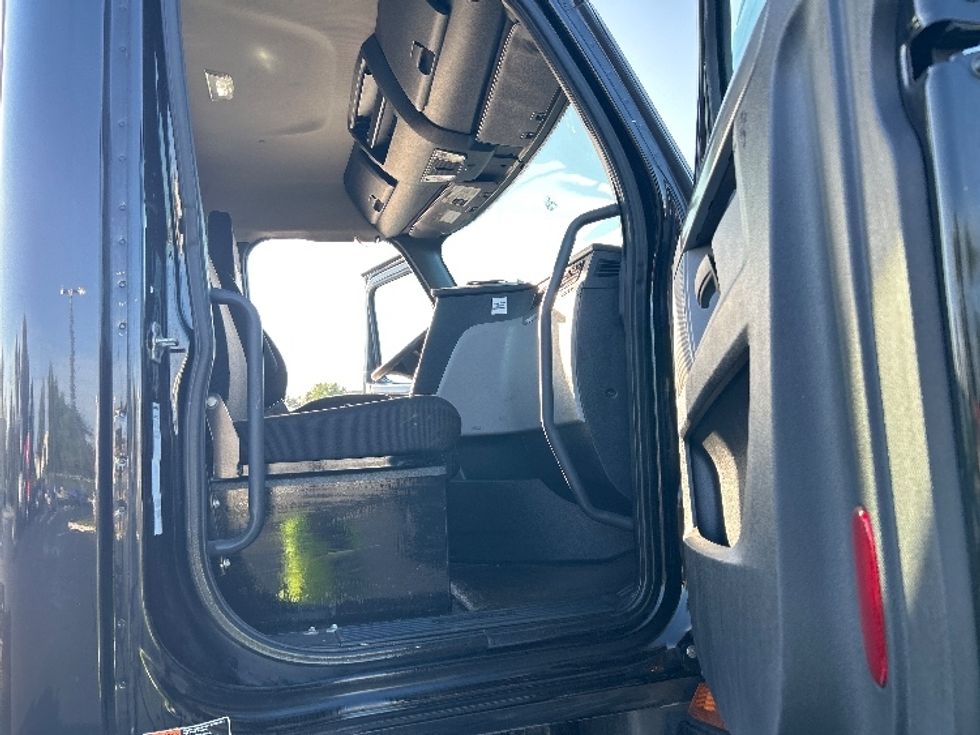 Day Cab Tractor-Heavy Duty Tractors-Freightliner-2019-T12642ST-Tampa-FL-261,717\n\t\tmiles-$ 34,000 - Image 8