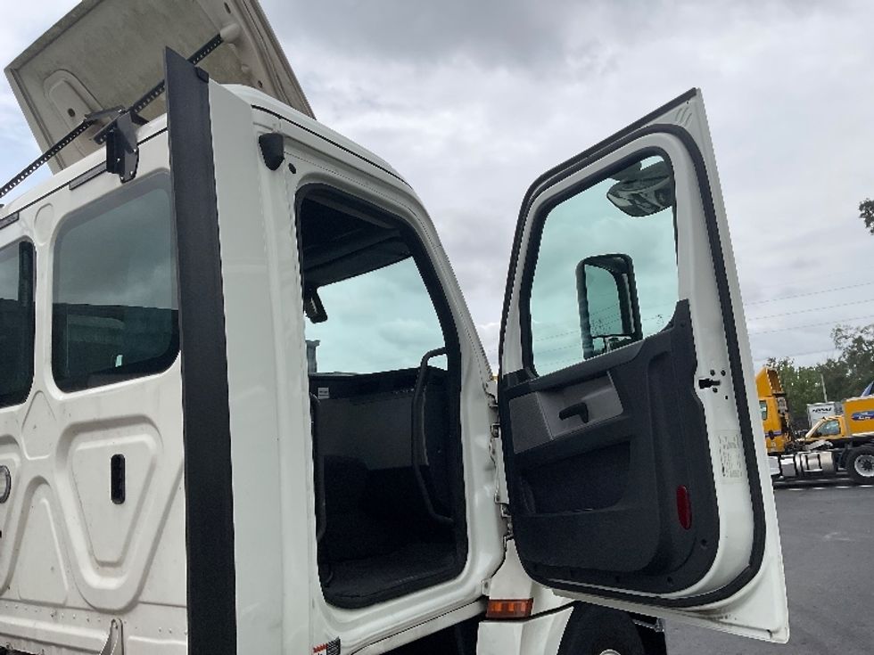 Day Cab Tractor-Heavy Duty Tractors-Freightliner-2019-T12642ST-Tampa-FL-418,257\n\t\tmiles-$ 33,250 - Image 12