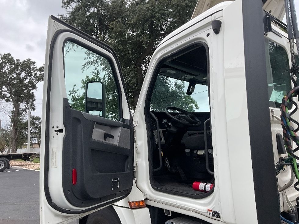 Day Cab Tractor-Heavy Duty Tractors-Freightliner-2019-T12642ST-Tampa-FL-418,257\n\t\tmiles-$ 33,250 - Image 9