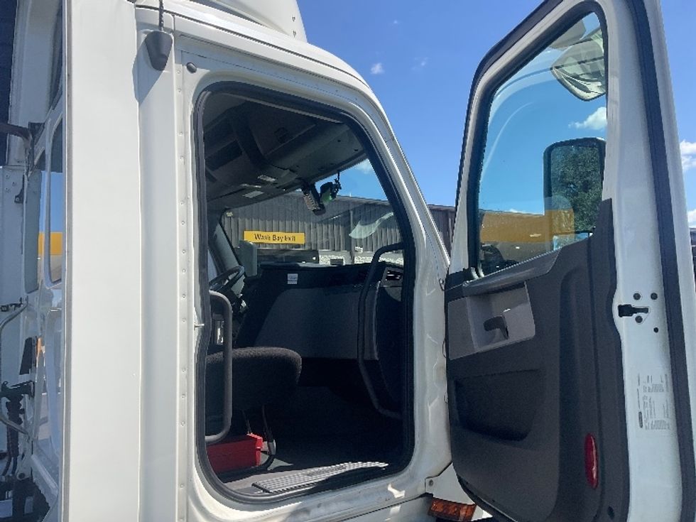 Day Cab Tractor-Heavy Duty Tractors-Freightliner-2019-T12642ST-Tampa-FL-515,104\n\t\tmiles-$ 32,750 - Image 12