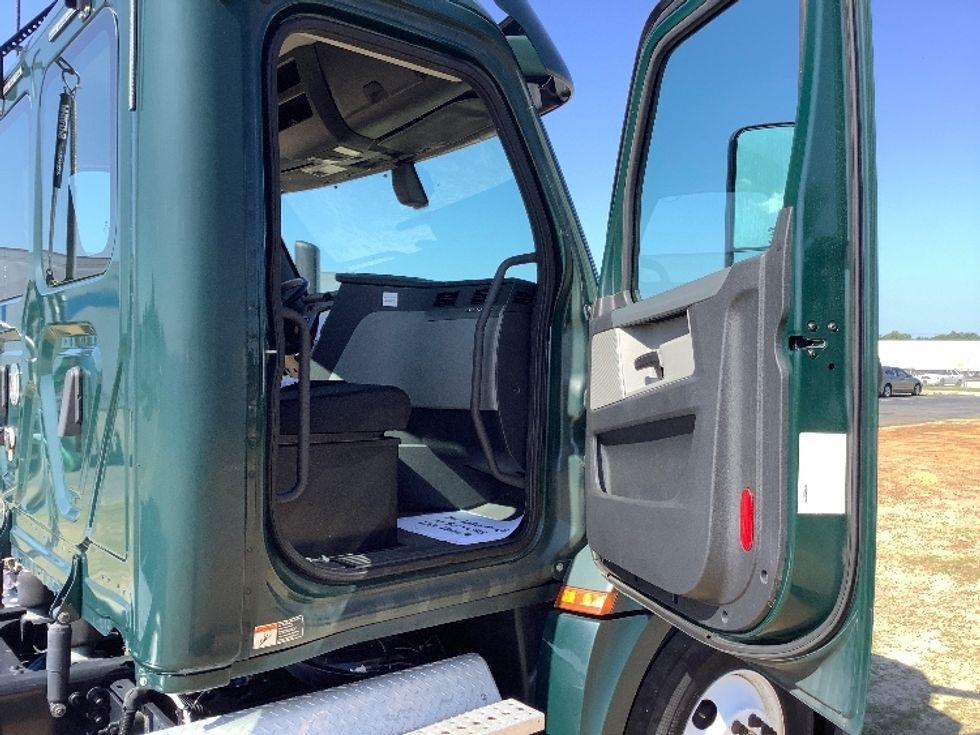 Day Cab Tractor-Heavy Duty Tractors-Freightliner-2019-T12642ST-Tifton-GA-208,691\n\t\tmiles-$ 51,000 - Image 12