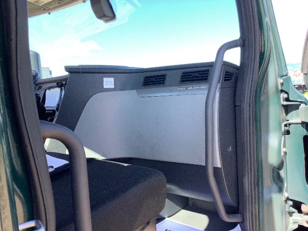 Day Cab Tractor-Heavy Duty Tractors-Freightliner-2019-T12642ST-Tifton-GA-208,691\n\t\tmiles-$ 51,000 - Image 13