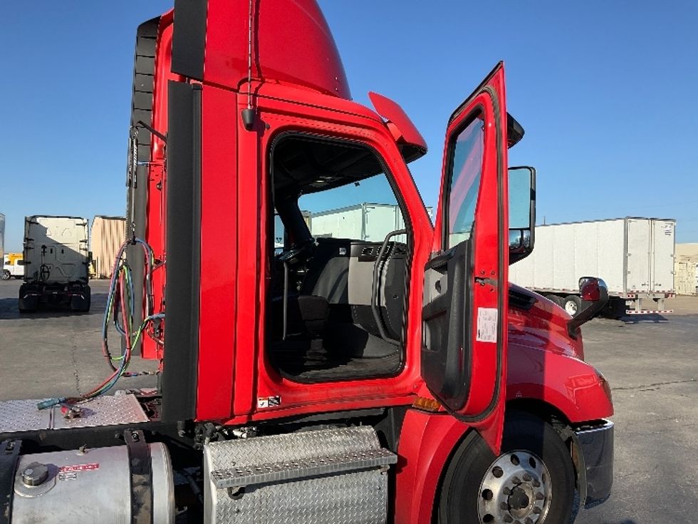 Day Cab Tractor-Heavy Duty Tractors-Freightliner-2019-T12642ST-Tulsa-OK-441,512\n\t\tmiles-$ 44,250 - Image 12