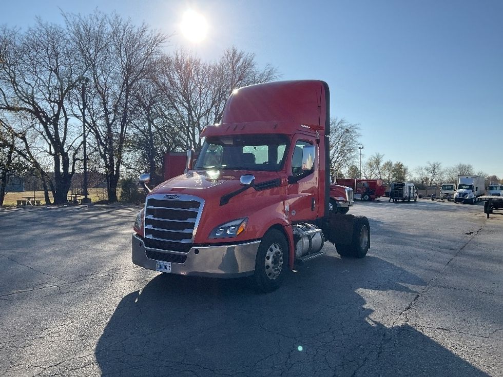 Day Cab Tractor-Heavy Duty Tractors-Freightliner-2019-T12642ST-Tulsa-OK-441,512\n\t\tmiles-$ 44,250 - Image 3
