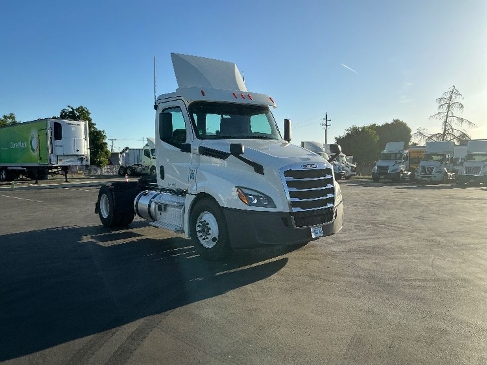 Day Cab Tractor-Heavy Duty Tractors-Freightliner-2019-T12642ST-West Sacramento-CA-308,496\n\t\tmiles-$ 42,500 - Image 1