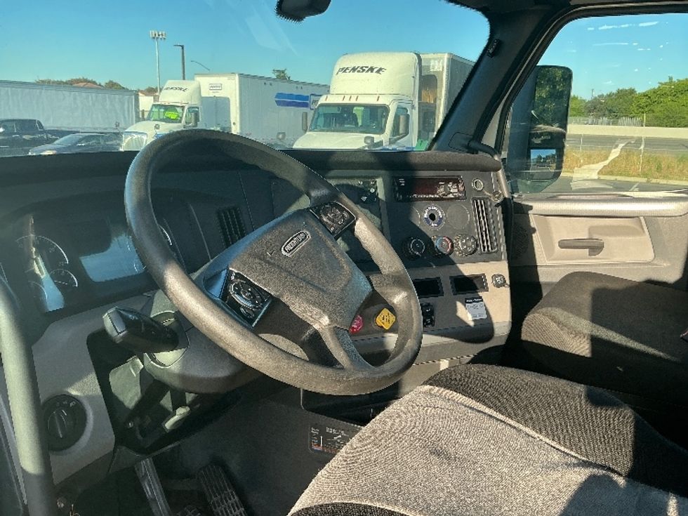 Day Cab Tractor-Heavy Duty Tractors-Freightliner-2019-T12642ST-West Sacramento-CA-308,496\n\t\tmiles-$ 42,500 - Image 10