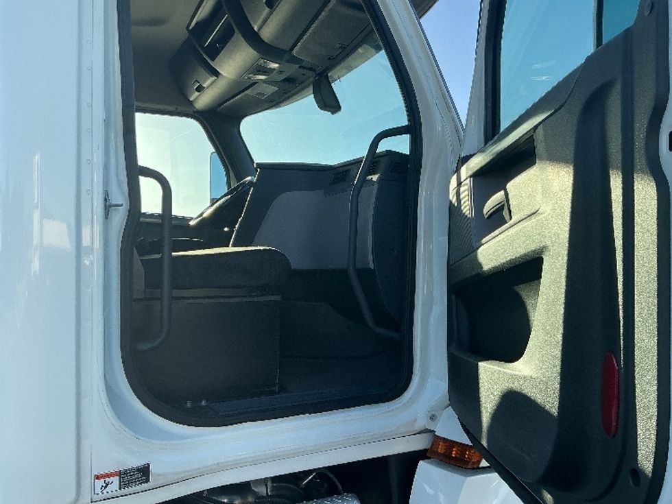Day Cab Tractor-Heavy Duty Tractors-Freightliner-2019-T12642ST-West Sacramento-CA-308,496\n\t\tmiles-$ 42,500 - Image 13