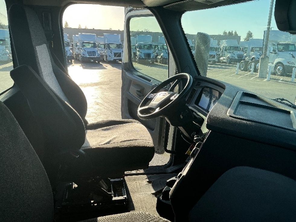 Day Cab Tractor-Heavy Duty Tractors-Freightliner-2019-T12642ST-West Sacramento-CA-308,496\n\t\tmiles-$ 42,500 - Image 15