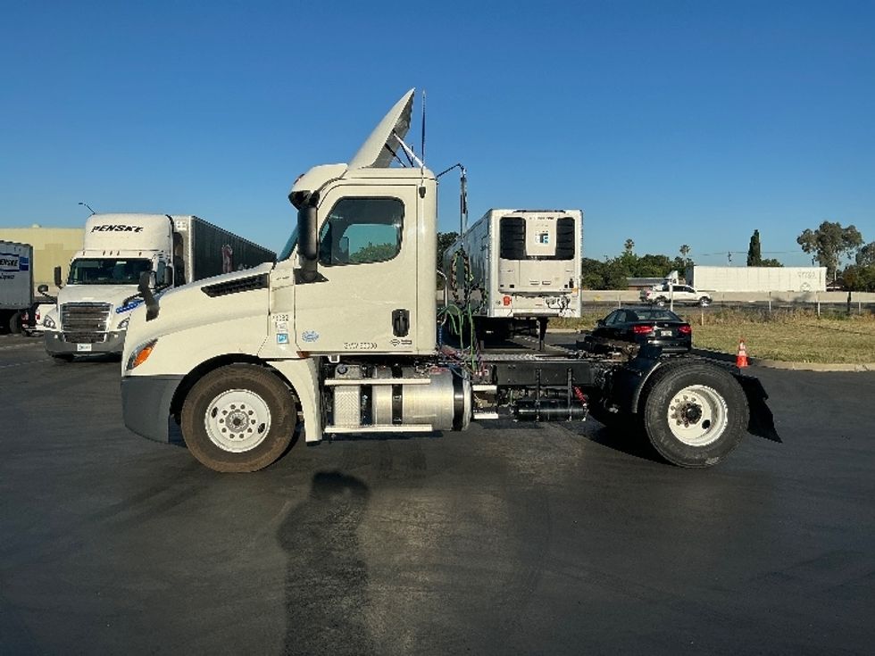 Day Cab Tractor-Heavy Duty Tractors-Freightliner-2019-T12642ST-West Sacramento-CA-308,496\n\t\tmiles-$ 42,500 - Image 4