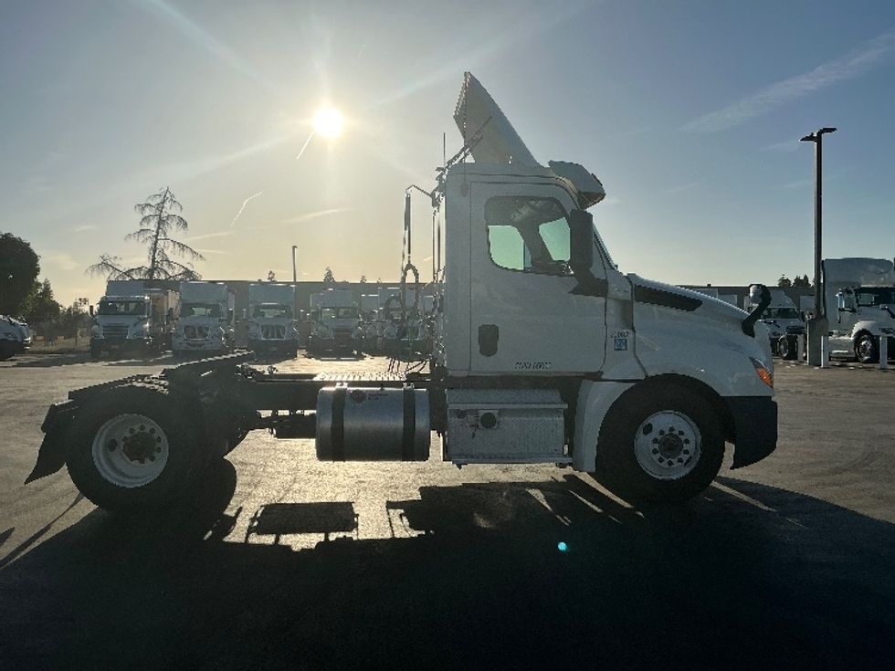 Day Cab Tractor-Heavy Duty Tractors-Freightliner-2019-T12642ST-West Sacramento-CA-308,496\n\t\tmiles-$ 42,500 - Image 8