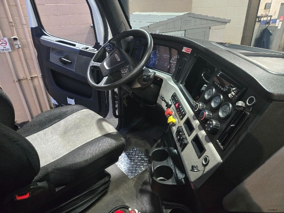 Day Cab Tractor-Heavy Duty Tractors-Freightliner-2019-T12642ST-White Deer-PA-546,224\n\t\tmiles-$ 28,500 - Image 14