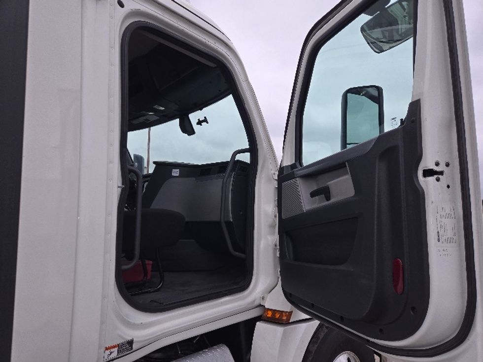 Day Cab Tractor-Heavy Duty Tractors-Freightliner-2019-T12642ST-White Deer-PA-608,083\n\t\tmiles-$ 24,750 - Image 12