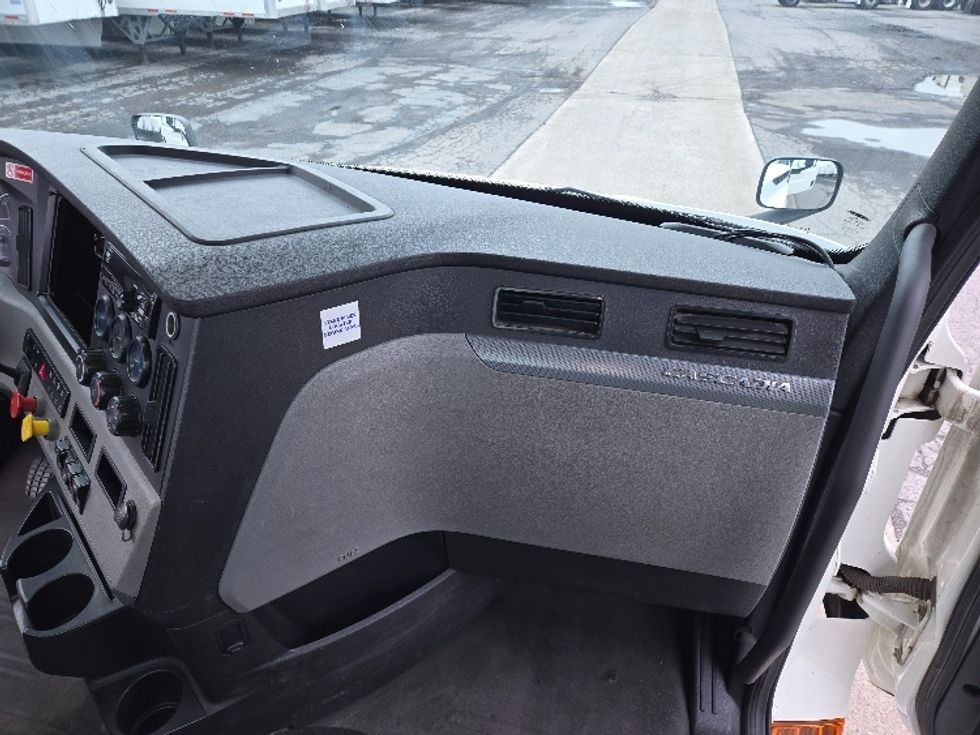 Day Cab Tractor-Heavy Duty Tractors-Freightliner-2019-T12642ST-White Deer-PA-608,083\n\t\tmiles-$ 24,750 - Image 13