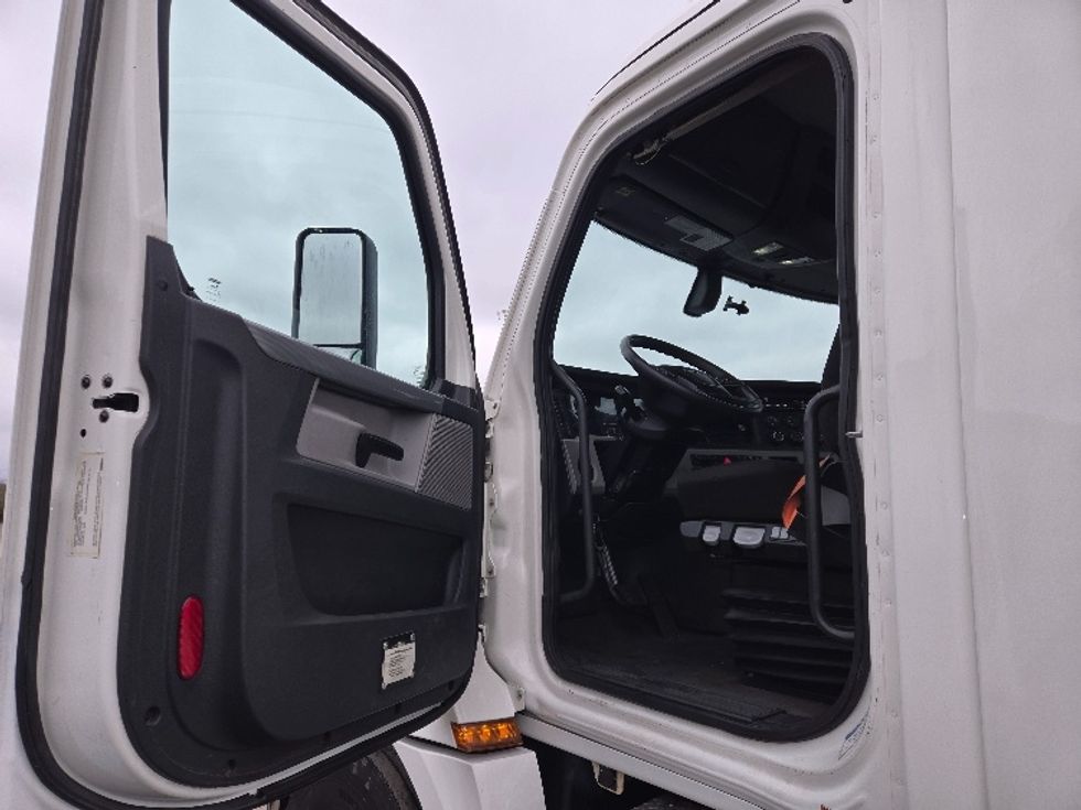 Day Cab Tractor-Heavy Duty Tractors-Freightliner-2019-T12642ST-White Deer-PA-608,083\n\t\tmiles-$ 24,750 - Image 9