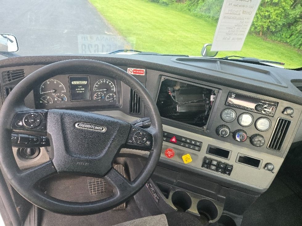 Day Cab Tractor-Heavy Duty Tractors-Freightliner-2019-T12642ST-White Deer-PA-627,574\n\t\tmiles-$ 23,750 - Image 11