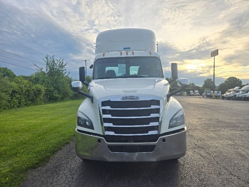 Day Cab Tractor-Heavy Duty Tractors-Freightliner-2019-T12642ST-White Deer-PA-627,574\n\t\tmiles-$ 23,750 - Image 2