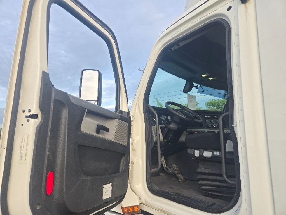 Day Cab Tractor-Heavy Duty Tractors-Freightliner-2019-T12642ST-White Deer-PA-627,574\n\t\tmiles-$ 23,750 - Image 9