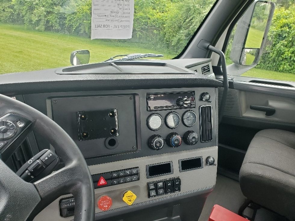 Day Cab Tractor-Heavy Duty Tractors-Freightliner-2019-T12642ST-White Deer-PA-639,712\n\t\tmiles-$ 23,000 - Image 10