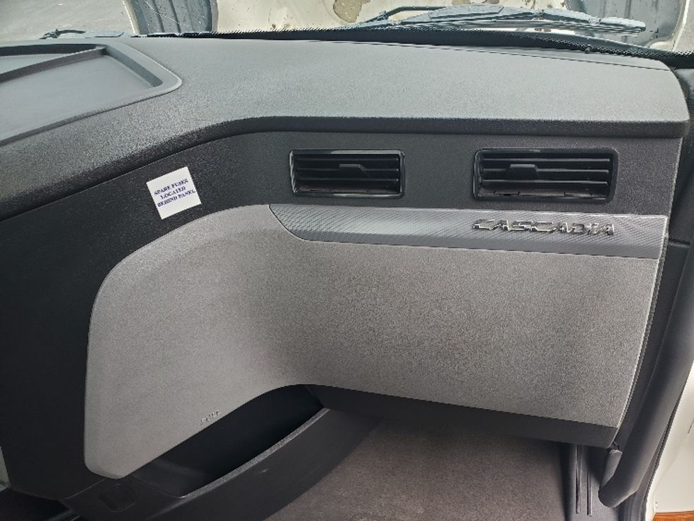 Day Cab Tractor-Heavy Duty Tractors-Freightliner-2019-T12642ST-White Deer-PA-639,712\n\t\tmiles-$ 23,000 - Image 13