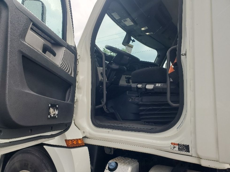 Day Cab Tractor-Heavy Duty Tractors-Freightliner-2019-T12642ST-White Deer-PA-639,712\n\t\tmiles-$ 23,000 - Image 9