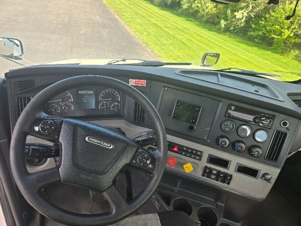 Day Cab Tractor-Heavy Duty Tractors-Freightliner-2019-T12642ST-White Deer-PA-730,223\n\t\tmiles-$ 22,500 - Image 11