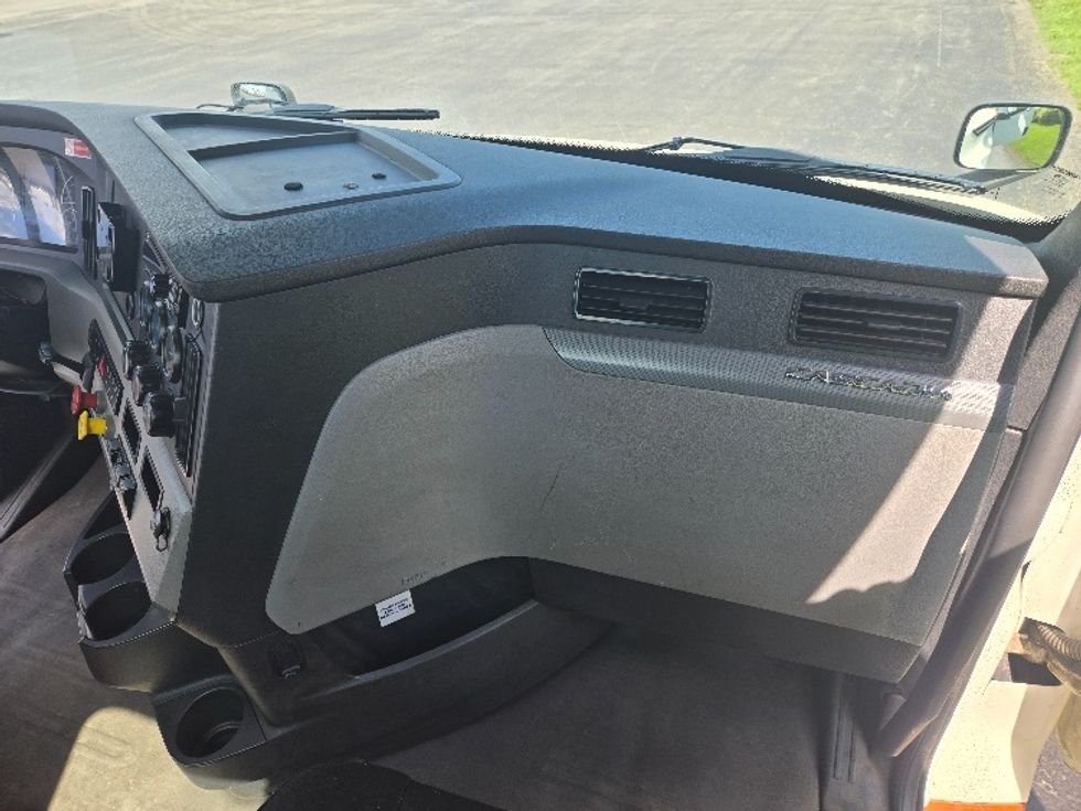 Day Cab Tractor-Heavy Duty Tractors-Freightliner-2019-T12642ST-White Deer-PA-730,223\n\t\tmiles-$ 22,500 - Image 13