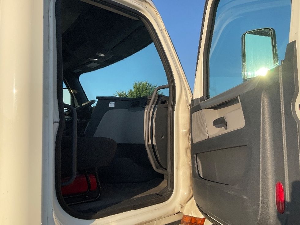 Day Cab Tractor-Heavy Duty Tractors-Freightliner-2019-T12642ST-Wilkes Barre-PA-541,971\n\t\tmiles-$ 23,250 - Image 12