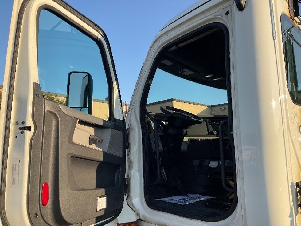 Day Cab Tractor-Heavy Duty Tractors-Freightliner-2019-T12642ST-Wilkes Barre-PA-541,971\n\t\tmiles-$ 23,250 - Image 9