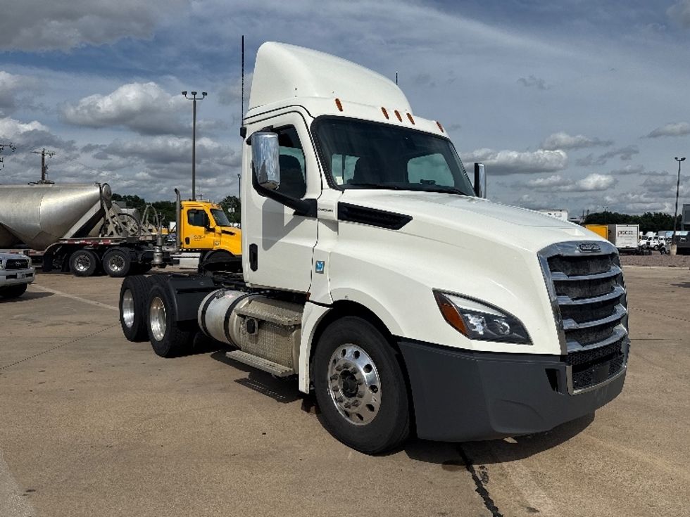 Day Cab Tractor-Heavy Duty Tractors-Freightliner-2019-T12662ST-Grand Prairie-TX-595,671\n\t\tmiles-$ 29,750 - Image 1
