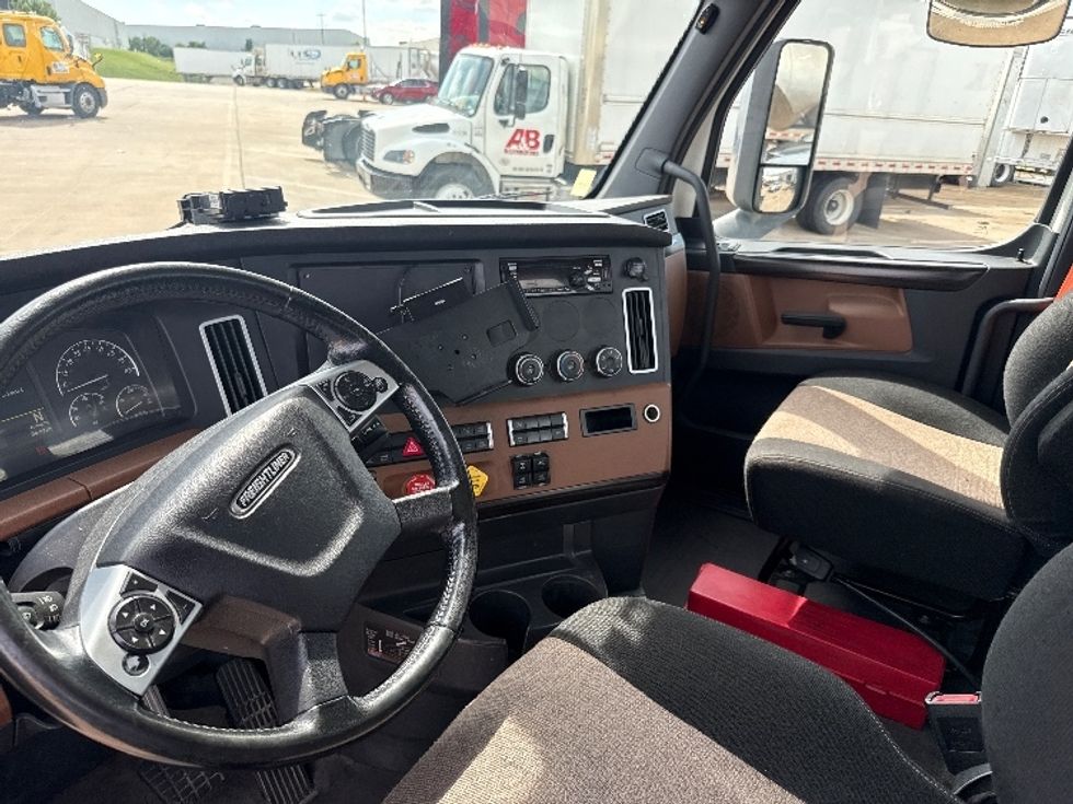 Day Cab Tractor-Heavy Duty Tractors-Freightliner-2019-T12662ST-Grand Prairie-TX-595,671\n\t\tmiles-$ 29,750 - Image 10