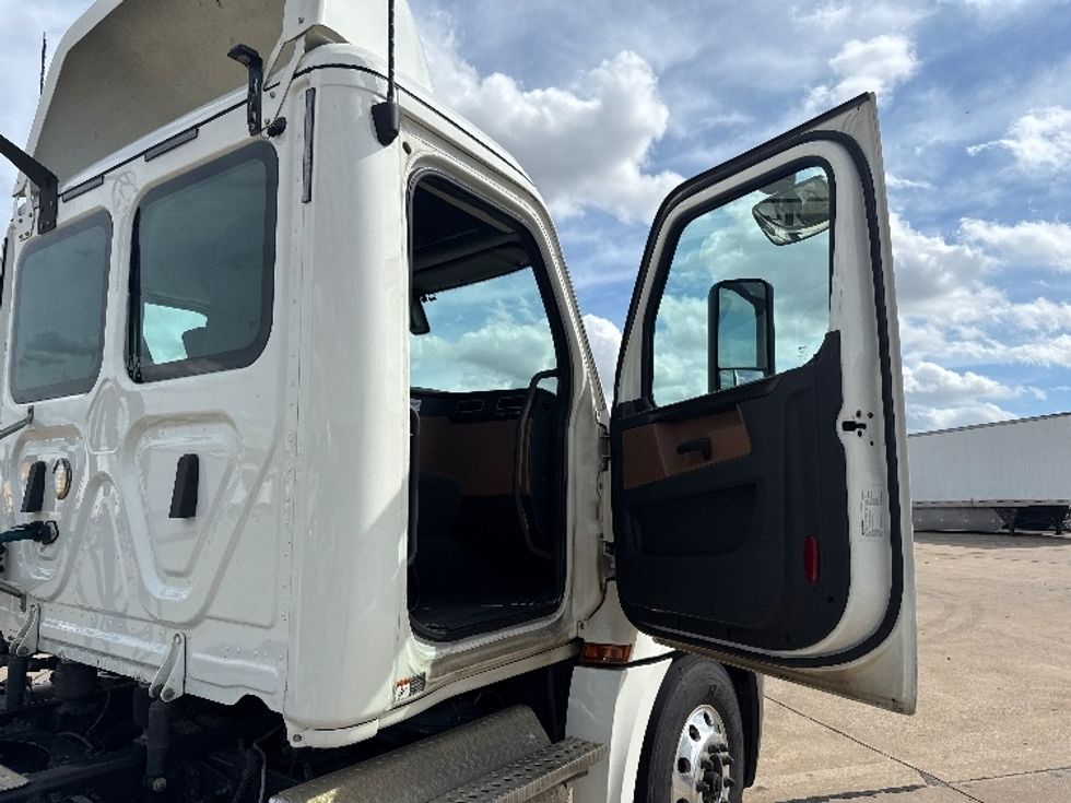 Day Cab Tractor-Heavy Duty Tractors-Freightliner-2019-T12662ST-Grand Prairie-TX-595,671\n\t\tmiles-$ 29,750 - Image 12